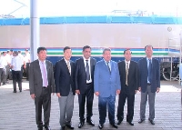 公司吴多誉副总裁参加乌兹别克电力机车合同首批机车交车仪式